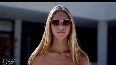 Стройная худышка не смогла отказаться от секса у бассейна с красивым парнем