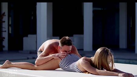 Стройная худышка не смогла отказаться от секса у бассейна с красивым парнем