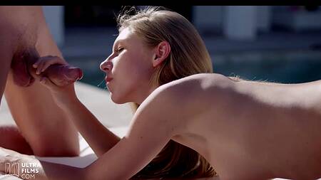 Стройная худышка не смогла отказаться от секса у бассейна с красивым парнем