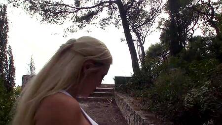 Фитоняша продолжила тренировку на члене подкатившего ухажера