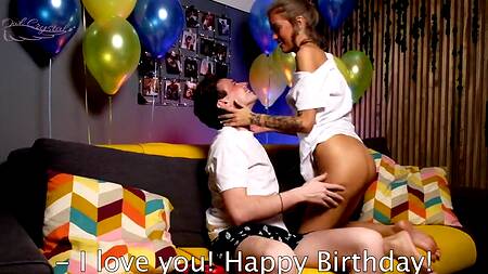 Русская девчонка подарила на днюху парню незабываемый анальный секс