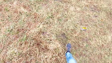 Рыжая красотка в машине сделала минет левому чуваку