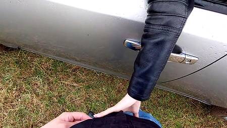 Рыжая красотка в машине сделала минет левому чуваку