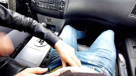 Рыжая красотка в машине сделала минет левому чуваку