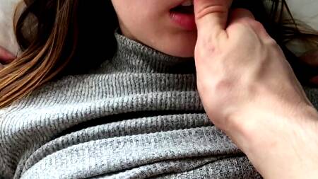 Брат застал сестру за мастурбацией и сразу ринулся ее драть сзади