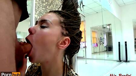 Безотказная стриптизёрша отдалась у шеста в узенькую попу