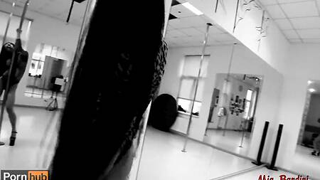 Безотказная стриптизёрша отдалась у шеста в узенькую попу