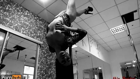 Безотказная стриптизёрша отдалась у шеста в узенькую попу