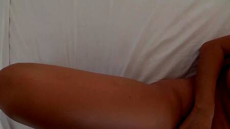 Отымел тёлочку в рот на улице, а после проложил сношать у себя дома