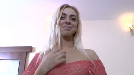 Стройная блондиночка нежно сосет маленький член и получает от этого кайф