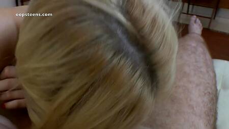 Стройная блондиночка нежно сосет маленький член и получает от этого кайф