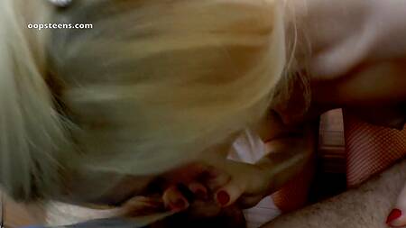 Стройная блондиночка нежно сосет маленький член и получает от этого кайф