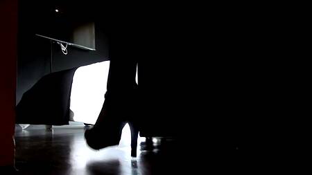 Блондинка с короткой стрижкой доминирует в сексе над толстым извращенцем