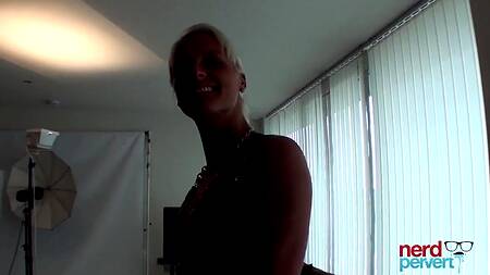 Зрелая нимфа пришла на кастинг показать как глубоко умеет сосать хуй