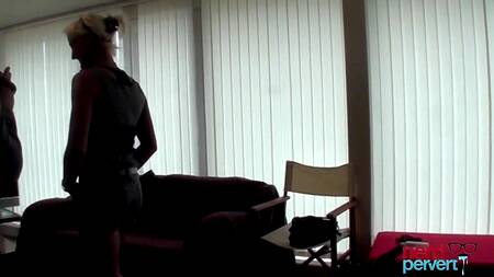 Зрелая нимфа пришла на кастинг показать как глубоко умеет сосать хуй