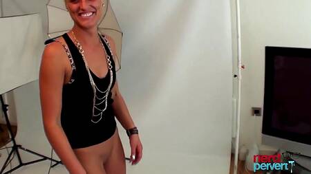 Зрелая нимфа пришла на кастинг показать как глубоко умеет сосать хуй