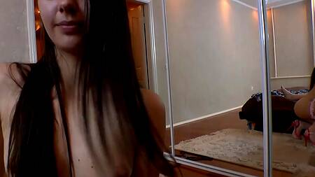 Толстяк с маленьким членом пялит в рот горячую темноволосую девку