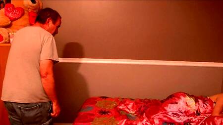 Жена на работу, а батя сразу в постель к рыжеволосой дочурке