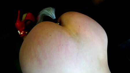 Фантатка БДСМ бьет себя членом по лицу и страстно заглатывает по самые яйца