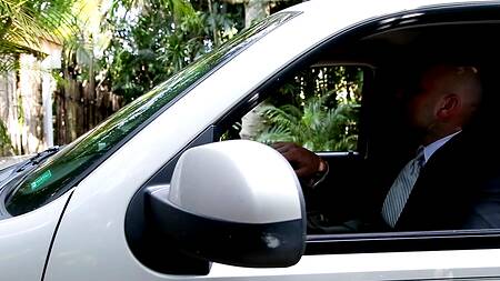 Миниатюрная краля встретила мужчину своей мокрой узенькой дырочкой