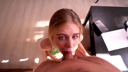 Русская красотка отдалась ради айфона активному хуястому парню