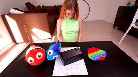 Русская красотка отдалась ради айфона активному хуястому парню