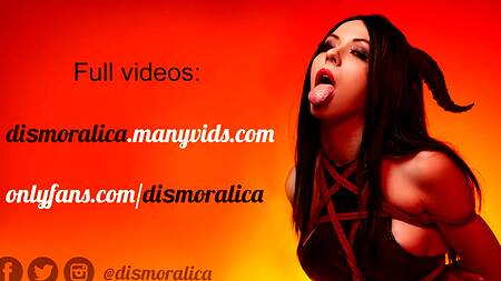 Горячая брюнетка сквиртанула от глубокого анального фистинга