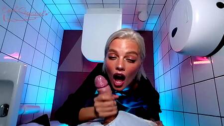 Горячая барменша отсасывает мужику в туалете ради вкусного камшота