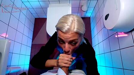 Горячая барменша отсасывает мужику в туалете ради вкусного камшота