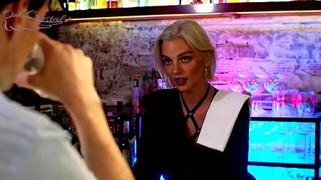 Горячая барменша отсасывает мужику в туалете ради вкусного камшота