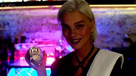 Горячая барменша отсасывает мужику в туалете ради вкусного камшота