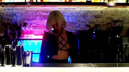 Горячая барменша отсасывает мужику в туалете ради вкусного камшота