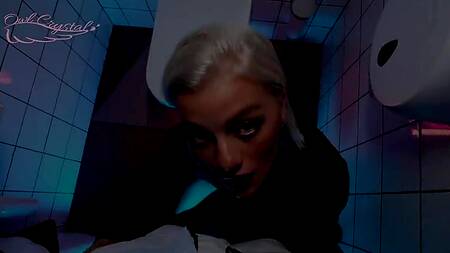 Горячая барменша отсасывает мужику в туалете ради вкусного камшота