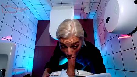 Горячая барменша отсасывает мужику в туалете ради вкусного камшота