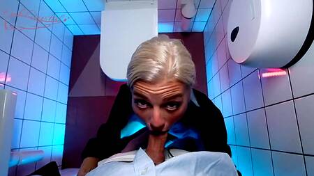 Горячая барменша отсасывает мужику в туалете ради вкусного камшота