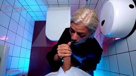 Горячая барменша отсасывает мужику в туалете ради вкусного камшота