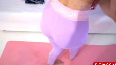 Eva Elfie наклонилась раком и застонала от проникновения большого члена