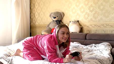 Русский паря отодрал молоденькую геймершу и кончил во внутрь вагины