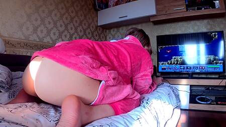 Русский паря отодрал молоденькую геймершу и кончил во внутрь вагины