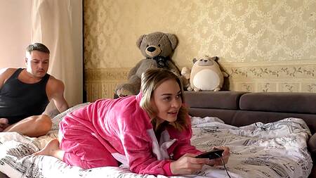 Русский паря отодрал молоденькую геймершу и кончил во внутрь вагины