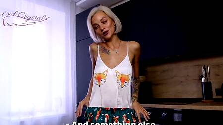 Кончил на половые губы стройной блондинке с небольшой грудью