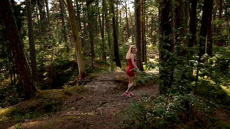 Чувак снимает от первого лица как ебет на природе зачетную сучку