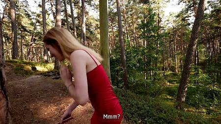 Чувак снимает от первого лица как ебет на природе зачетную сучку