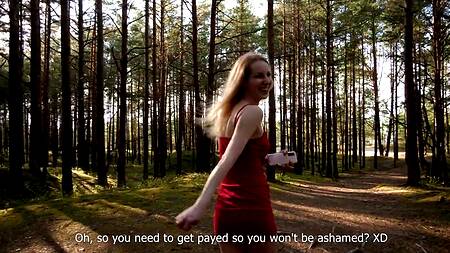 Чувак снимает от первого лица как ебет на природе зачетную сучку