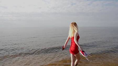 Чувак снимает от первого лица как ебет на природе зачетную сучку