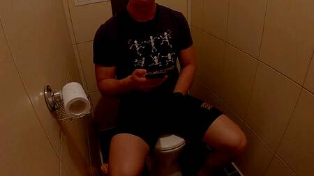 Русский чувак оприходовал в туалете симпатичную телочку с классной жопой