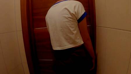 Русский чувак оприходовал в туалете симпатичную телочку с классной жопой