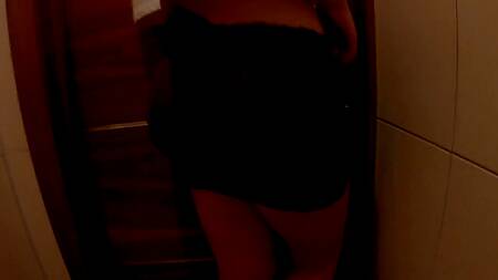 Русский чувак оприходовал в туалете симпатичную телочку с классной жопой