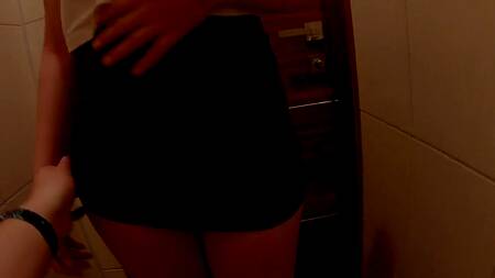 Русский чувак оприходовал в туалете симпатичную телочку с классной жопой