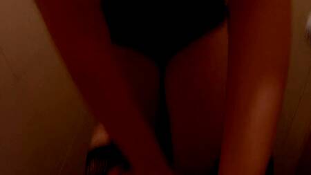 Русский чувак оприходовал в туалете симпатичную телочку с классной жопой